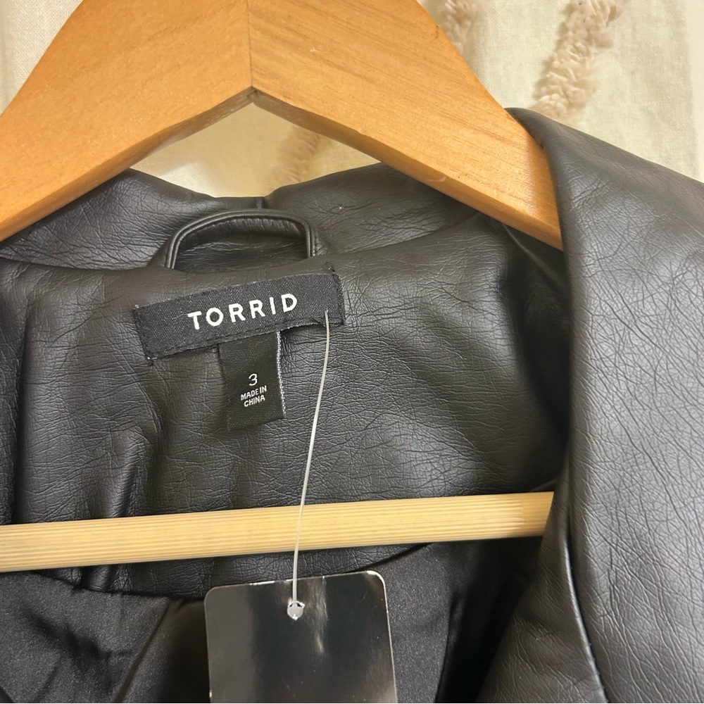 NWT Torrid Faux Leather Asymmetrical Moto Jacket in Black - Picture 3 of 12